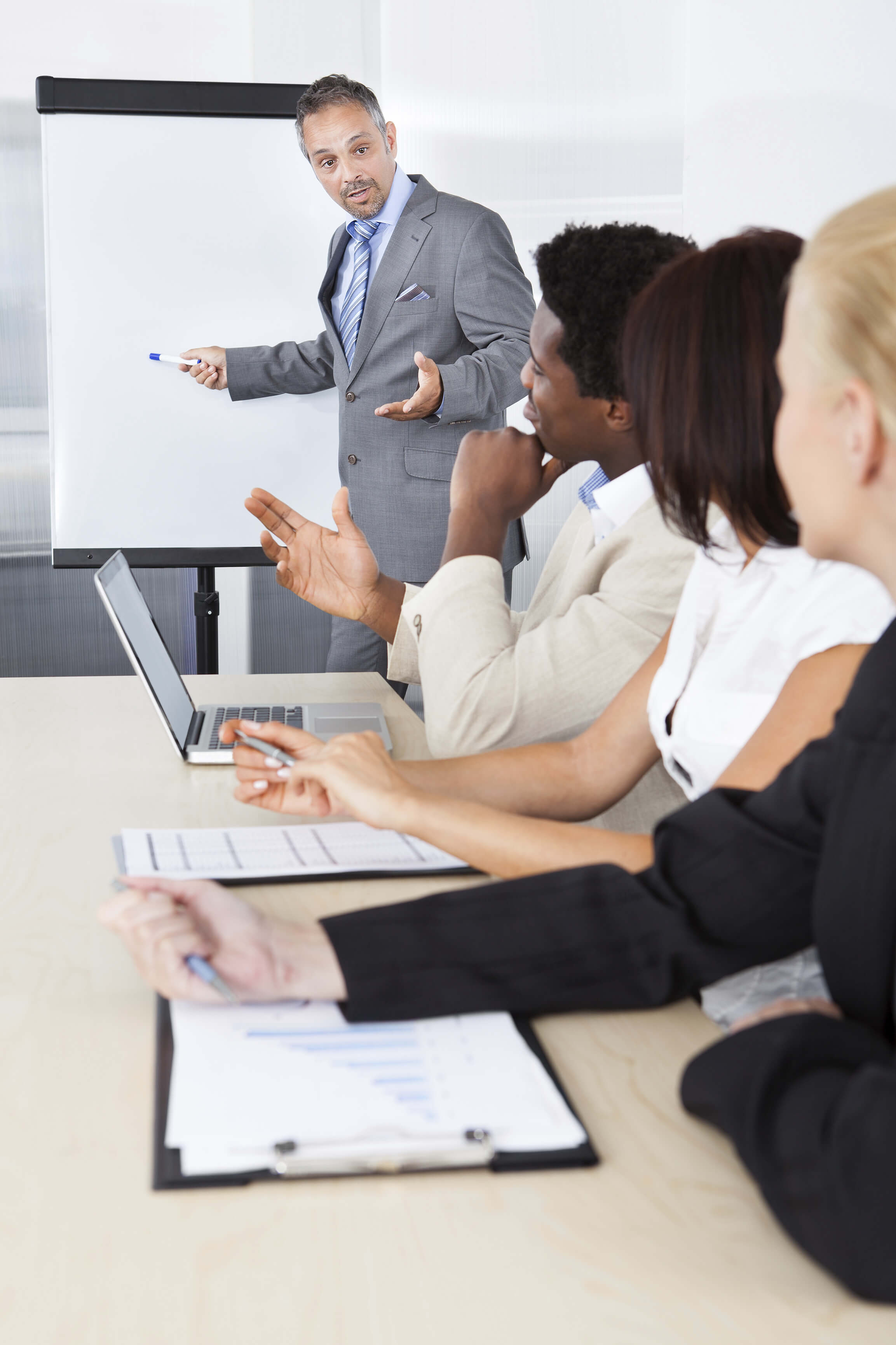 Стресс собеседование. Босс в женском роде. Работы заданные руководителем. Начальник ругает подчиненных. Большой начальник.