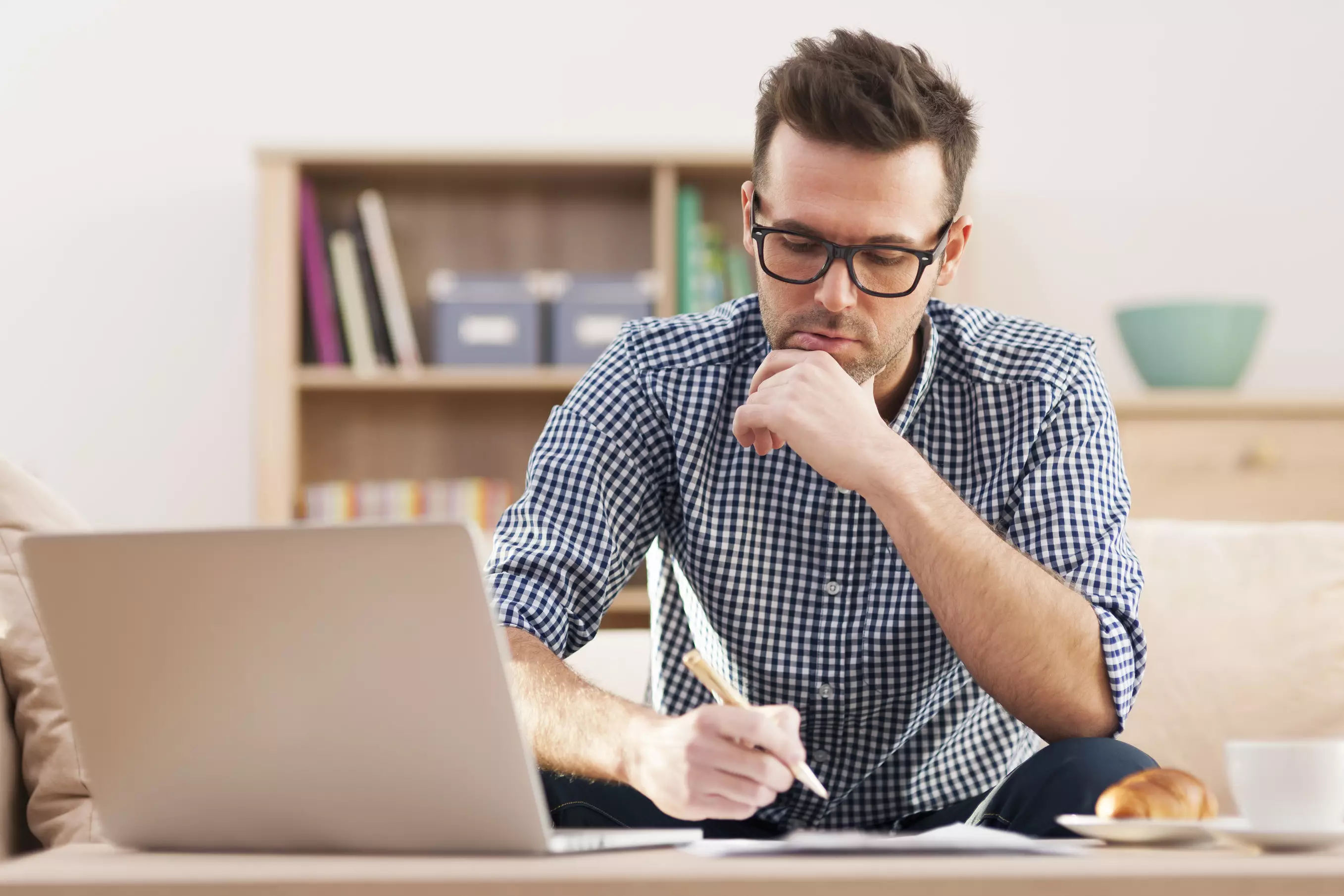 Portrait-of-focus-man-working-at-home